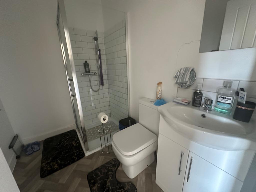 Lot: 84 - MIXED USE INVESTMENT IN TOWN CENTRE - Top floor flat shower room with W.C.
